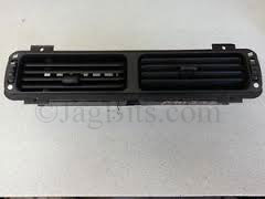 USED CENTER DASH VENT GJB6770AA
