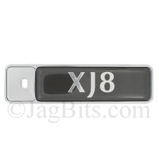 TRUNK LID EMBLEM XJ8 WITH LOCK APERTURE  HND5994CA
