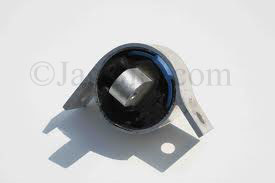 TRANSMISSION REAR ENGINE MOUNT  XR853854